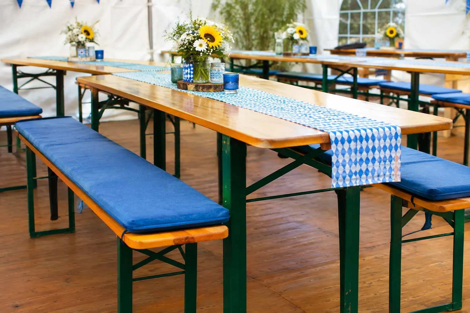 Bierzeltgarnitur Farbkonzepte und Tischdekoration fuer Feststimmung